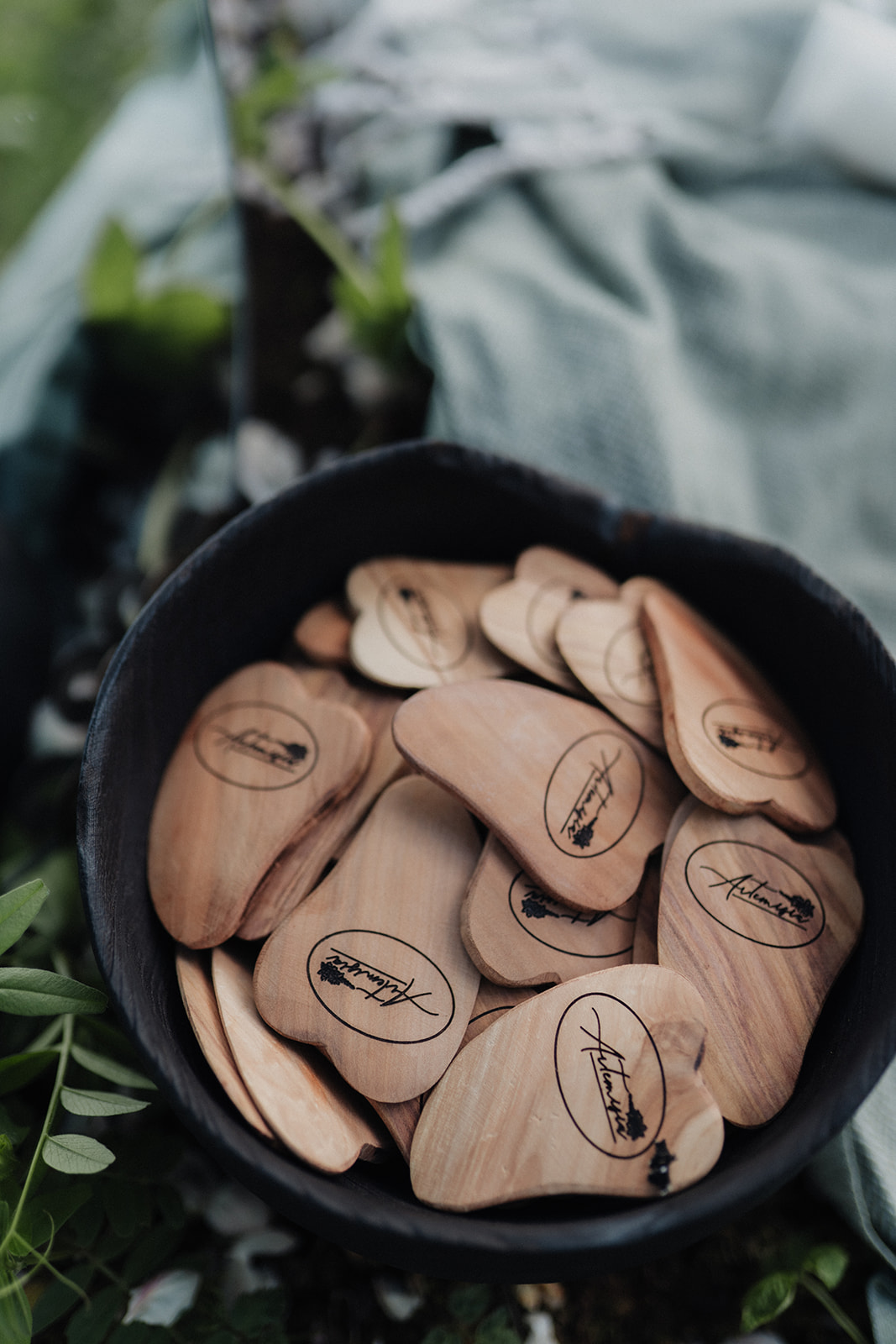 Gua Sha sirsniņu klāsts bļodā no augšas