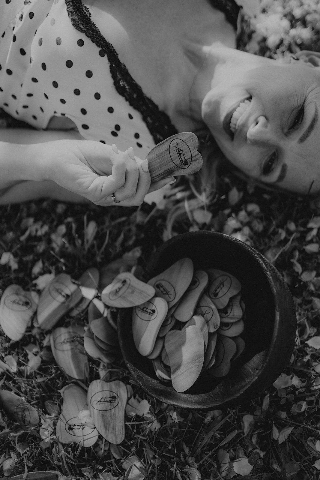 Liene smejas, turot Gua Sha sirsniņu pie ziedlapu klātas bļodas