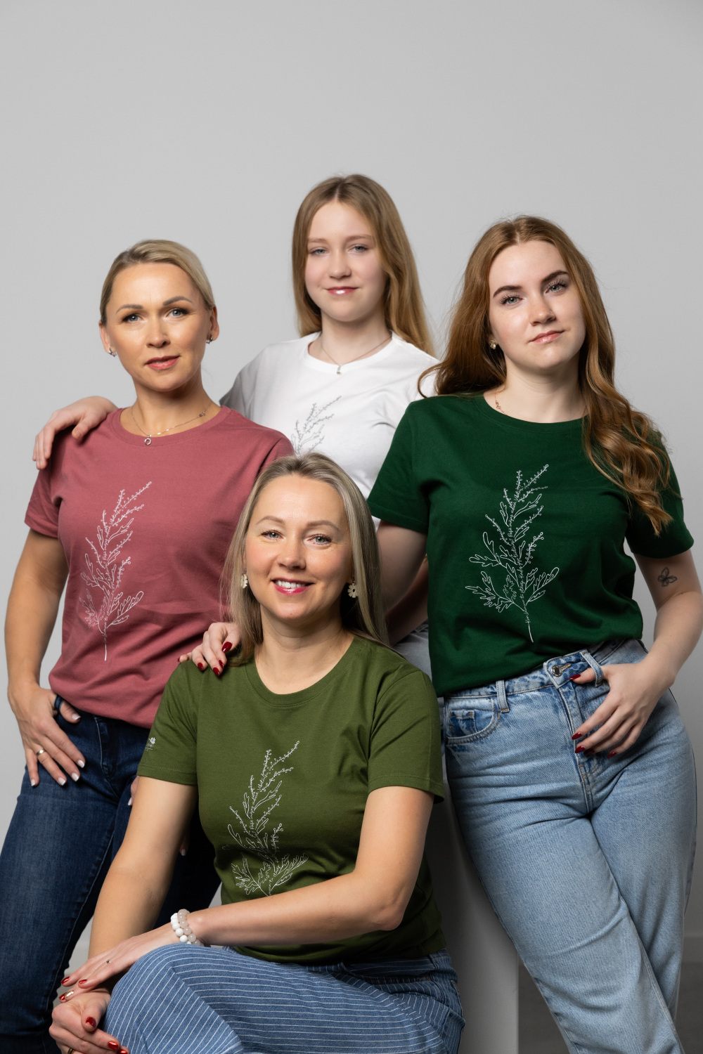 Artemisia krekli četros toņos — balts, sārts, tumši zaļš, olīvzaļš